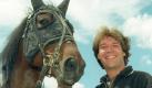 Der Sänger und Schauspieler Patrick Lindner macht am Montag (30.06.1997) in München erste Bekanntschaft mit dem Traberhengst, mit dem er am nächsten Sonntag beim Prominentenrennen in Daglfing bei München teilnimmt. Als Konkurrenten haben unter anderem Horst Janson, Nicki, Veronica Ferres und die Vorjahressiegerin Monika Hohlmeier zugesagt. dpa
pixel Foto: dpa
