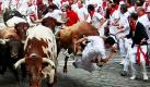 Dieser Mann sucht den Adrenalin-Kick: Ein Läufer, genannt mozo, wird während des zweiten Stierrennens (encierro) von San Fermin in Pamplona von einem Bullen augfespießt. Zwei Menschen wurden bei demEreignis heute verletzt. Das Sanfermin-Festival findet jedes Jahr vom 6. bis 14. Juli statt. Foto: dpa