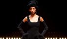 Ein Model führt eine Kreation des Labels Hiroko Koshino bei den Prêt-à-porter-Modeschauen in Paris vor. Foto: dpa