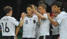 Nationalspieler Mesut Özil (2.v.l.) ist ungewollt zu einer Symbolfigur für die laufende Integrationsdebatte geworden. Foto: dpa