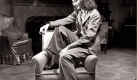 Katharine Hepburns Modegeschmack und ihre modernen Ansichten passten nicht zum Hollywood-Glamour. Das Markenzeichen der Schauspielerin waren Hosen und Anzge. Als man einmal am Set eines Films all ihre Hosen aus ihrer Garderobe entfernt hatte, weigerte sie sich trotzdem, einen Rock anzuziehen  sie lief daraufhin so lange in Unterwsche am Set herum, bis man ihr ihre Hosen zurckgab. (Abbildung aus dem besprochenen Band) Foto: Schwarzkopf & Schwarzkopf