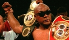 Ein Bild aus erfolgreichen Tagen der lebenden Boxlegende George Foreman. Am 22. April 1995 verteidigte Foreman seinen Weltmeistertitel durch einen umstrittenen Punktsieg gegen Axel Schulz. Zwei Jahre spter kam das Aus. Im Alter von 48 verlor er seine Titel gegen Shannon Briggs. Das fr seinen 56. Geburtstag angekndigte Comeback im Jahre 2005 scheiterte am Veto seiner Frau. Foto: dpa