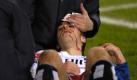 3. Dezember 2005: Hamburger SV gegen 1. FC Köln - HSV-Profi Alexander Laas wird beim Torjubel von einem Trommelstock am Kopf getroffen. Kapitän Daniel van Buyten trägt den Verletzten über den Platz. Laas kann aber weiterspielen; der HSV gewinnt die Partie mit 3:1. Foto: imago