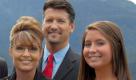 Die Gouverneurin von Alaska, Sarah Palin, mit ihrem Mann Todd und ihrer Tochter Bristol in Alaska (undatiertes Archivfoto). Die Vizepräsidentschaftskandidatin der US- Republikaner bei den letzten Wahlen, Sarah Palin, ist Oma geworden. Wie Fox News berichtet, brachte Palins 18-Jahre alte Tochter Bristol einen knapp 3300 Gramm schweren Jungen zur Welt. Vater des Kindes ist der ebenfalls 18-Jährige Levi Johnston. Die Schwangerschaft der jungen Tochter der Gouverneurin von Alaska war im Sommer kurz nach der Nominierung zur Vizepräsidentschaftskandidatin bekanntgeworden. Die Nachricht hatte im Wahlkampf für Schlagzeilen gesorgt.
 Foto: dpa