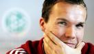 In diesem Archivfoto lachte Robert Enke, ehemaliger Torwart der deutschen Fußball-Nationalmannschaft, während einer Pressekonferenz in Düsseldorf. Der 32-Jahre alte Torwart der deutschen Fußball-Nationalmannschaft beging Selbstmord.. Foto: ap