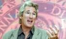 Richard Gere (62) war von 1991 bis 1995 mit dem Top-Model Cindy Crawford verheiratet. Seit 1996 ist er mit der zwlf Jahre jngeren Schauspielerin Carey Lowell liiert. Sein Aussehen und sein Talent fr charakterstarke Rollen brachten ihm die Hauptrolle in Ein Offizier und Gentleman ein. An der Seite von Julia Roberts spielte er 1990 in Pretty Woman. Der Film lockte 2003/2004 im Fernsehen immer noch sieben Millionen deutsche Zuschauer vor den Bildschirm. Foto: dpa