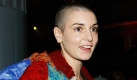 1990 schrieb die irische Sängerin Sinead O'Connor ihren romantischen Hit Nothing compares to you und schockte die Frisurenwelt mit dem Kult-Video, in dem sie kahlköpfig sang und dabei eine Träne vergoss. Foto: dpa