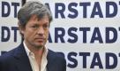 Investor Nicolas Berggruen hat die letzte große Hürde bei der Übernahme der insolventen Kaufhauskette Karstadt genommen. Alle Gläubiger des Vermieter-Konsortiums Highstreet stimmten den reduzierten Mieten für die Karstadt-Filialen zu, wie ein Berggruen-Sprecher sagte. Damit ist die letzte noch offene Forderung für den Vollzug des Kaufvertrags durch Berggrün erfüllt.

 Foto: ddp
