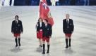 Für Schmunzler sorgen die Sportler der Bermuda-Inseln, die trotz kühler Temperaturen in Shorts einlaufen. Foto: ap