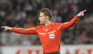 Klare Ansage? Dr. Felix Brych aus München, seit 2007 Fifa-Referee, ist im Hauptberuf Jurist. Foto: dapd