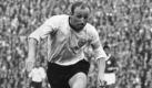 Uwe Seeler ist eine Legende in der Nationalmannschaft und beim HSV. Für uns Uwe  reichte es leider nicht zu einem Weltmeisterschaftstitel. Im legendären Endpiel von 1966 in Wembley gegen den Gastgeber vernichtete dasWembley-Tor diesen Traum. Sein letztes Tor für den DFB köpfte Uwe Seeler mit dem Hinterkopf bei der WM 1970 in Mexiko gegen England. Foto: dpa