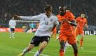 Für Thomas Müller (l) war sein Einsatz gegen die Niederlande mit Edson Braafheid der 13. Auftritt 2011 im DFB-Trikot. Foto: Jochen Lübke Foto: dpa