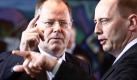 Auch in der eigenen Partei (hier mit Finanzminister Peer Steinbrück) eckt Tiefensee gelegentlich an. Streit gibt es beispielsweise um das Tempolimit, die Privatisierung der Bahn und den Solidarpakt II, der bis 2019 läuft. Im November 2005 wird Tiefensee trotzdem in den SPD-Parteivorstand gewählt. Foto: news.de