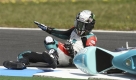 Gestürzt, aber intakt: Danny Webb, Motorradrennfahrer in der 125-Kubikklasse bei den Qualifizierungsläufen des Australian Grand Prix on Phillip Island, Australien. Foto: ap
