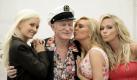 Er hat die Vorteile des Jungesellenlebens erst salonfähig gemacht: Hugh Hefner. Der Playboy-Gründer hat gern mehrere Frauen an seiner Seite. In diesem Jahr wollte er heirate, wurde von seiner Verlobten Crystal Harris allerdings kurz vor der Hochzeit sitzen gelassen. Aber Hefner wäre nicht Hefner, wenn er nicht schon längst wieder eine neue Freundin hätte. Sie heißt Shera uns ist 25 Jahre alt.  Foto: dpa