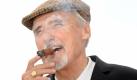 ARCHIV - Der amerikanische Schauspieler Dennis Hopper raucht eine Zigarre während eines Photocalls bei den Filmfestspielen in Cannes (Archivfoto vom 23.05.2008). Die amerikanischen Ärzte haben dem Rauchen in Hollywood-Filmen den Kampf angesagt. Sie wollen erreichen, dass Zigarettenszenen genauso bewertet werden wie Sex und Gewalt. Filme, in denen geraucht wird, sollten deshalb erst ab 17 Jahren freigegeben werden, fordert die American Medical Association, die größte Standesvertretung der US-Ärzte, laut «New York Times» vom Donnerstag 28.05.2009. EPA/CHRISTOPHE KARABA +++(c) dpa - Bildfunk+++ Foto: dpa