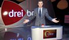 Kai Pflaume stellt seine neue Quizshow «Drei bei Kai» bei einem Pressetermin am Montag (10.10.2011) in Hamburg vor. Drei Familien mit je drei Kandidaten aus drei Generationen spielen um 300.000 Euro. Mit seiner neuen Quiz-Sendung «Drei bei Kai» geht der Moderator von diesem Freitag (14.10.) an um 18:50 Uhr in der ARD auf Sendung. Foto: Thomas Meyer dpa +++(c) dpa - Bildfunk+ Foto: dpa