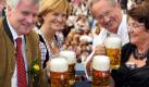 Die Prominenten geben sich zum Oktoberfest dann auch tatsächlich die Ehre. Pflichtauftritt ist die Wiesn für Ministerpräsident Horst Seehofer (CSU), seine Frau Karin, Bürgermeister Christian Ude (SPD) und dessen Frau Edith von Welser-Ude. Foto: dpa