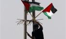 Ein Jugendlicher bringt bei einem Protestmarsch gegen die israelische Besatzung palästinensische Fahnen in Gaza City an. Foto: ap