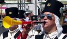 Ein Musiker einer Bergmannskapelle bläst in der Altstadt von Freiberg in Sachsen in eine Vuvuzela. Mit der Parade wird an die große Bergbautradition der Region erinnert. Foto: dpa