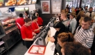 Auch die meisten Schnellrestaurants bieten lange Öffnungszeiten und Hilfe in der Not, wenn Hunger und/oder Durst ihren Tribut fordern..
 Foto: ddp