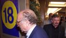 Otto Graf Lambsdorff (l.) geht im Juni 2002 in Düsseldorf zu einer FDP-Vorstandssitzung - diese war zusammengetreten, um über die Antisemitismus-Auseinandersetzung zwischen dem stellvertretenden Bundesvorsitzenden Jürgen Möllemann und dem stellvertretenden Vorsitzenden des Zentralrates der Juden in Deutschland, Michel Friedman, zu beraten. 
 Foto: ddp