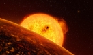 So könnte nach Schätzungen des European Southern Observatory der Planet Corot-7b aussehen. Astronomen hatten ihn im Februar im Sternbild Einhorn entdeckt und teilten heute neue Details mit:Der Gesteinsplanet ist etwa doppelt so groß und fünfmal so schwer wie die Erde. Corot-7b kreist um den Stern Corot 7. Weil er diesem so nah ist, dürfte auf seiner Tagseite eine Temperatur von etwa 2000 Grad Celsius herrschen. Foto: ap/ESO