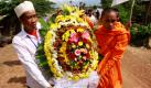 Ein buddhistischer Mönch (rechts) und ein Moslem führen mit einem Blumenkranz bei Choeung Ek südlich von Phnom Penh in Kambodscha, in der Zeit der Roten Khmer ein Exekutionsort (Killing Field), einen Marsch an. An dem Gedenkort trafen sich Hunderte von buddhistischen Möchen und Nonnen aus Kambodscha, Laos, Myanmar und Thailand, um gemeinsam zu singen und für Frieden zu beten. Foto: dapd