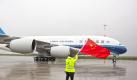 Begrüßung mit roter Fahne: Ein A380 der China Southern Airlines. Foto: Airbus Foto: dpa