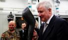 Der bayerische Ministerpräsident Horst Seehofer (CSU) macht sich in der Pionierkaserne auf der Schanz in Ingolstadt ein Bild von der täglichen Arbeit der Männer. Die Pionierschule ist die zentrale Ausbildungsstätte für die Pioniertruppe der Bundeswehr. Seehofer besucht mehrere Ausbildungsstätten der Armee. Er will Guttenbergs Pläne für eine Reform der Bundeswehr bremsen. Foto: ddp