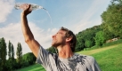 Wandern macht natürlich auch durstig. Gute Durstlöscher sind Wasser mit Zitrone oder Tee. Auch eine Kombination aus Apfelsaft, Wasser, Zitronensaft und Salz enthält viele Nährstoffe. Foto: dak