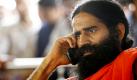 Der berühmte Yoga-Guru Baba Ramdev, der Zehntausende von Protestlern anführt, die sich gegen Korruption in Indien wehren, hat angekündigt, auch weiterhin aus Protest hungern zu wollen. Die Polizei hatte ihn aus der Hauptstadt verwiesen. Foto: dapd