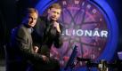 ARCHIV - Künftige Kollegen: Der Moderator Frank Plasberg (l) ist am 13.11.2007 in Köln zu Gast in der von Günther Jauch moderierten RTL-Show 'Wer wird Millionär? - Prominentenspecial'. Jauch soll jetzt doch die ARD verstärken: Vom Herbst 2011 an werde der 53-Jährige am Sonntagabend um 21.45 Uhr einen Polittalk moderieren, teilte die ARD am Donnerstag (10.06.2010) mit. Foto: Jörg Carstensen (zu dpa 0496 vom 10.06.2010) +++(c) dpa - Bildfunk+++  Foto: dpa