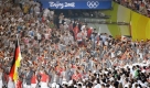 Dallas Mavericks center Germany's Dirk Nowitzki carries the flag of Germany to lead the german team into the national stadium during the opening ceremonies for the Beijing 2008 Olympics in Beijing, Friday, Aug. 8, 2008. (AP Photo/Ivan Sekretarev) Foto: ap