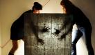 Andrea Kuhfuß (links) und Sonja Pösel von der Wirtschaftsförderung Bremen GmbH veranschaulichen in Bremen in der Ausstellung Stille Stars - Extreme Materialien in extremen Anwendungen dass Beton auch durchsichtig sein kann. Extreme Materialien der lichtdurchlässiger Beton, Büroklammern mit Gedächtnis und selbstreinigendes Fensterglas sind ab Freitag bis zum 27. Februar 2011 in der Ausstellung im Wilhelm Wagenfeld Haus Bremen zu sehen.  Foto: dapd