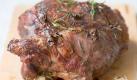 Die Keule wird im Ofen gegart - tritt an der dicksten Stelle nur noch klarer Saft aus, ist das Fleisch gar. (Bild: Brigitte Sporrer/Knaur) Foto: dpa