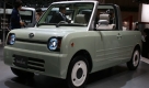 ...ist das kleine Gelände-Cabriolet mit Namen Basket kaum mehr als eine nette Spielerei, so dürfte die schmucke Studie e:s mehr Realitätsbezug haben. Der japanischen Kleinwagen in der Machart eines Mini Cooper will die beiden Begriffe eco und smart in Fahrt umsetzen. Dank eines kleinvolumigen Triebwerks mit Start-Stopp-System soll der 700 Kilogramm schwere Daihatsu e:s nur rund drei Liter Kraftstoff auf 100 Kilometern verbrauchen. Foto: press-inform
