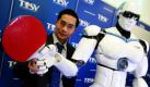 Forrest Gump würde sich freuen: Ein Roboter-Prototyp, der eigenständig Ping-Pong spielen soll, wird von Tosy Robotics aus Vietnam bei der Spielwarenmesse in Nürnberg vorgestellt.  Foto: dpa