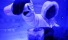 Ein Barkeeper serviert einen Drink in der BarFahrenheit 21. Das Eis-Lokal befindet sich in Mumbai in Indien und ist das gesamte Jahr geöffnet. Um es nicht schmelzen zu lassen, wird es ständig auf minus 6 Grad Celsius herunter gekühlt. Foto: ap