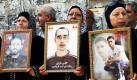 Während einer Demonstration vor dem UN-Gebäude in Nablus (Israel) zeigen Palästinenserinnen Fotos von Inhaftierten. Meist handelt es sich um Familienmitgliedern, die momentan in israelischen Gefängnissen festgehalten werden. Foto: dpa