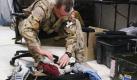 Der kanadische Presseoffizier Yves Desbiens sortiert auf dem Militärflughafen Kandahar die persönlichen Gegenstände der Journalistin Michelle Lang, die am 30. Dezember starb, als eine Bombe neben ihrem Fahrzeug explodierte. Mit ihr starben vier kanadische Soldaten. Foto: AP Photo/The Canadian Press, Colin Perkel