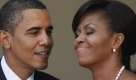 Öffentliche Turtelei am Rande der großen Politik: US-Präsident Barack Obama und seine Frau Michelle warten darauf, die Gäste des G20-Gipfels in Pittsburgh zu empfangen. Da ist trotzdem Zeit für einen verträumten Blick. Die Beziehung zwischen Barack und Michelle Obama gehört in den USAzu den Dauerthemen schlechthin. Foto: ap