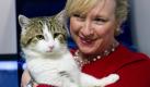 Claire Horton, Chefin von Battersea Dogs and Cats Home in London, nimmt ein letztes Mal Larry auf den Arm, bevor der in die Downung Street Nummer 10 einzieht. Premierminister David Cameron ist offenbar Katzenliebhaber und holt den vierjährigen Kater zu sich in seinen Amtssitz. Foto: dapd