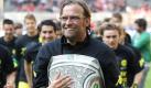 Der Vater des Erfolgs: BVB-Coach Jürgen Klopp durfte sich nach seinem ersten Meistertitel als Trainer feiern lassen - und hüllte sich in eine Kopie der Meisterschale. Foto: dpa