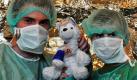 Medizinstudent Julius Pargac (links) und der kleine Torben zeigen beim Projekt Teddy-Krankenhaus im Dresdner Uniklinikum ein operiertes Stofftier. An drei Tagen können Kinder aus Dresdner Kindergärten hier ihre Kuscheltiere von Medizinstudenten behandeln lassen. Ziel des Projektes ist es, Kindern auf spielerische Art die Angst vor Ärzten und dem Krankenhaus zu nehmen.  Foto: dpa