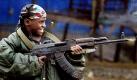 Ein neunjähriger Junge feuert mit einer Maschinenpistole im Bürgerkrieg in Liberia (Archivfoto vom 28.07.2003). Der Weltsicherheitsrat hat den Schutz von Kindern in bewaffneten Konflikten verbessert. In einer einstimmig angenommenen Resolution ächtete das höchste UN-Gremium am Dienstag nicht nur die Rekrutierung von Kindersoldaten, sondern jede Art von Gewalt gegen Minderjährige. Auch Vergewaltigung und anderer sexueller Missbrauch werden ausdrücklich verboten.
 Foto: dpa