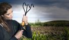 Frauen sollten zu rückenschonenden Geräten greifen. Gut geeignet sind Werkzeuge mitverstellbarenTelescope-Stangen. Foto: Fiskars