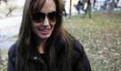 Die US-amerikanische Schauspielerin Angelina Jolie gibt am Rande der Dreharbeiten ihres Regiedebuts mit dem Titel Untitled Bosnian War Love Story im ungarischen Budapest Autogramme für Fans. Bosnische Beamte haben Jolie keine Erlaubnis erteilt, den Film in ihrem Land zu drehen, weil Proteste gegen den vermeintlichen Inhalt des Streifens laut wurden. Der sarajewische Produzent Edin Sarkic wies die Gerüchte zurück, es gehe um eine junge Bosnierin, die sich nach einer Vergewaltigung in den serbischen Täter verliebt. Foto: dapd