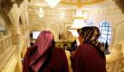 Zwei türkische Erzieherinnen beobachten in Berlin die Eröffnungszeremonie der neuen Omar-Ibn-Al-Khattar Moschee im Stadtteil Kreuzberg. Die beiden Frauen arbeiten in einer Kindertagesstätte, die wie die Moschee sowie Geschäfts- und Seminarräume im neu gebauten Maschari Center untergebracht sind. Die Moschee bietet im üppig verzierten Gebetsraum rund 1000 Gläubigen Platz.  Foto: dpa