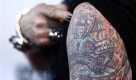 Der Künstler Michael Godard zeigt beim Sunset Strip-Musikfestival sein Ozzy Osbourne-Tatoo. Foto: ap